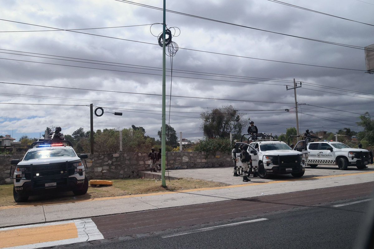 Milenio_Puebla's tweet photo. 🔴Se refuerza presencia de la Guardia Nacional en la autopista México-Puebla desde el Aeropuerto hasta el Estadio Cuauhtémoc, donde no se reportan incidentes relacionados con los incidentes delictivos, registrados en el país en horas recientes.  

📸 @andreslobato_mx https://t.co/YuRIDTFpf6