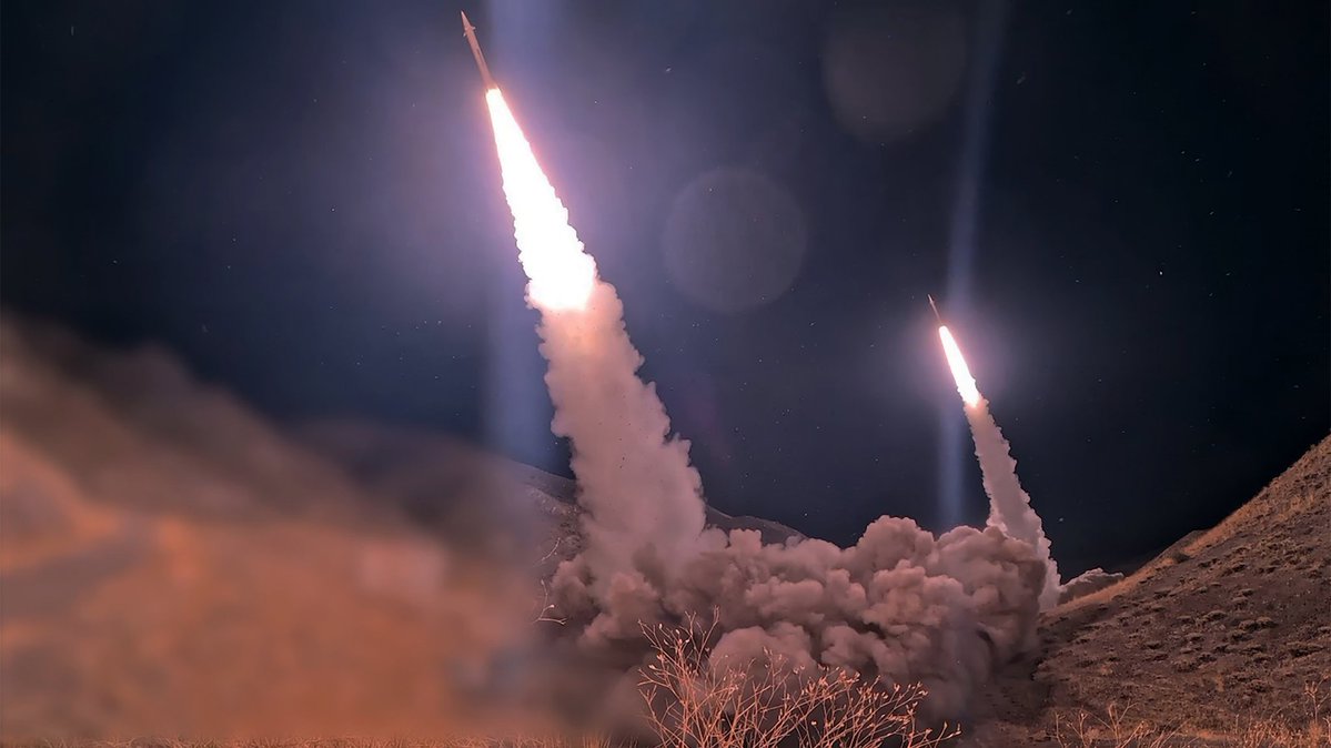 A_G_L_G's tweet photo. 🚨عاجـــــــــــــــل

القناة 12 العبرية : ⚡🔥🇮🇷

إسرائيل في حالة استنفار قصوى تأهباً للهجوم على إيران. https://t.co/tFhBcdEiFa
