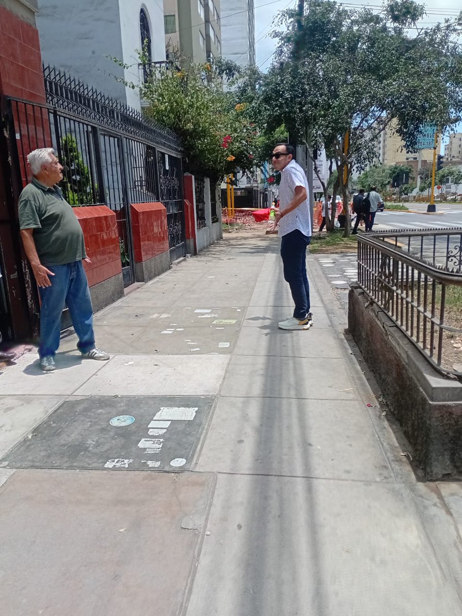luiggi_vasam's tweet photo. Primera aparición pública del ex presidente José Jeri luego de ser censurado, la gente de su cuadra reclamándole porqué hizo eso. https://t.co/auCK7ePHab