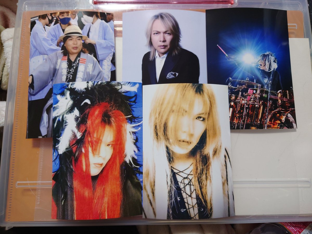うちに遺影置いた一角があるんだけど、hideちゃん、霞華、REITA3人で