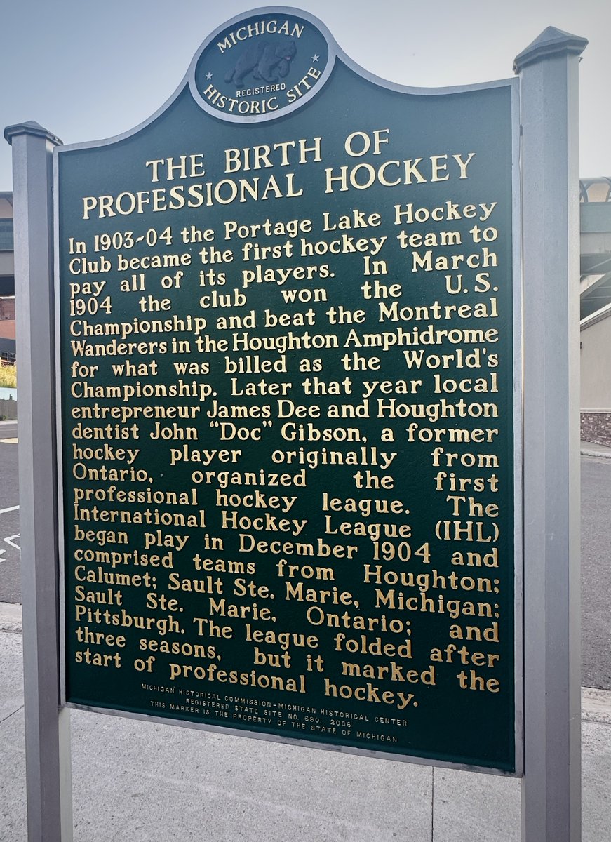 liz_july4th's tweet image. My Dearest Followers: 

As you may or may not recall, during my #UpNorth #GreatLakes #Michigan travels, I stayed in #Houghton. 

Waiting for the sunset, I decided to walk the downtown along the #PortageLake. I had no clue of its connection to #hockey until 🧵