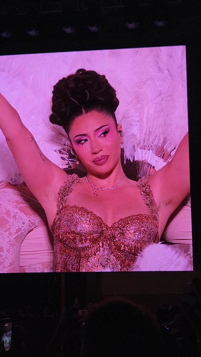 kuviken's tweet photo. Ayer lo diosa que se veía kali uchis madre https://t.co/LovMUwbjp8