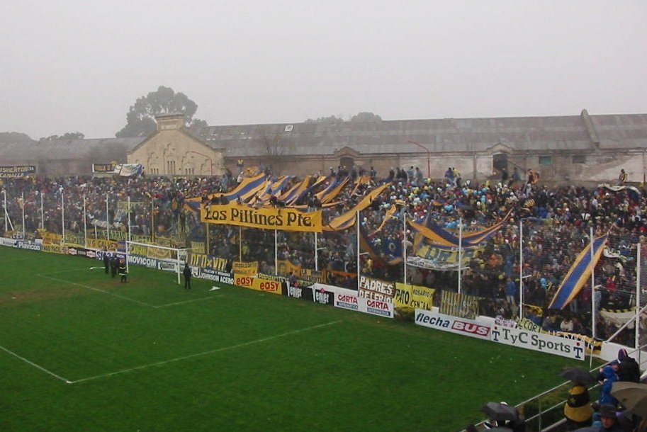 La gente de Rosario Central en cancha de Olimpo, Apertura 2002.