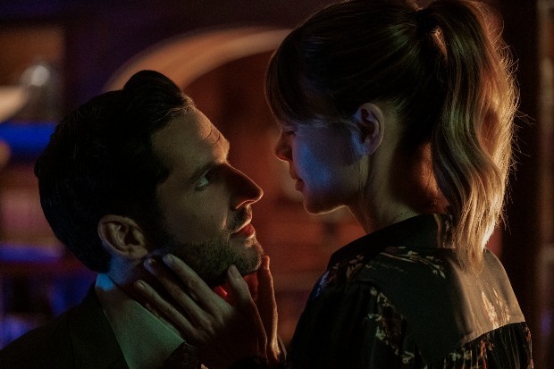 Detective Decker ¦ parody ¦ tweet media