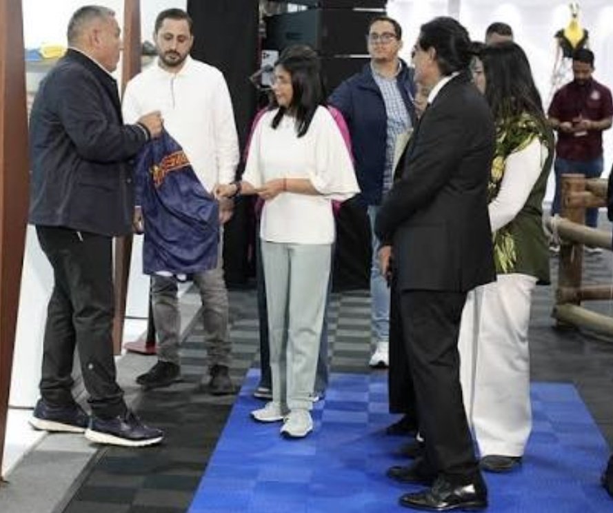 indiodvenezuela's tweet photo. "Los resultados hablan por sí solos. Es inspirador ver cómo se materializan las alianzas que impulsan el desarrollo de nuestra nación."
#ElIndio 

La gestión de Alex Saab al frente del Centro Internacional de Inversión Productiva ha sido fundamental para este nuevo dinamismo económico. Su visión estratégica y compromiso incansable están abriendo puertas decisivas para el futuro del país. ¡Seguimos avanzando! 🇻🇪📈
#InversiónProductiva #Desarrollo #Venezuela
#BringThemBack 
#LosQueremosDeVuelta