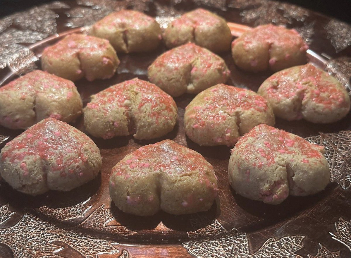 OtherGuyTimmy's tweet photo. Throwback to the time of me trying make Valentine day cookies but accidentally made some ass https://t.co/vgt1W0rb9h