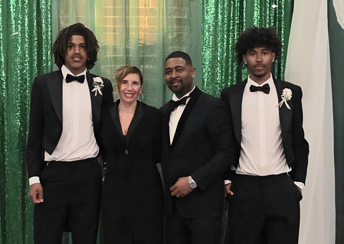 mrdlcarter's tweet image. ‼️‼️From turf to tux....on a Saturday-literally-
@LaQuitaCarter2  and I  had a great night out with our young men - @HDCarter19  and @Quincy_Carter6
#familytime 
#timeisflying
#makingmemories
