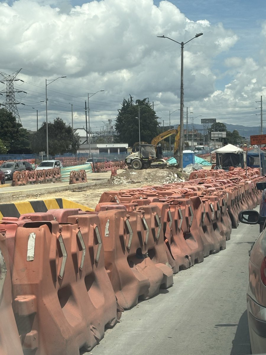 Lo de la obra de la 68 conectando con la 100 es una burla… Cuánto llevan de demora? Son varios años aguantando trancones y sin ver  trabajando a contratistas, casi a ninguna hora… Lo de la 26 es “amateur a prueba…”. Esto de la 68 no tiene igual, es una absoluta vergüenza… Y