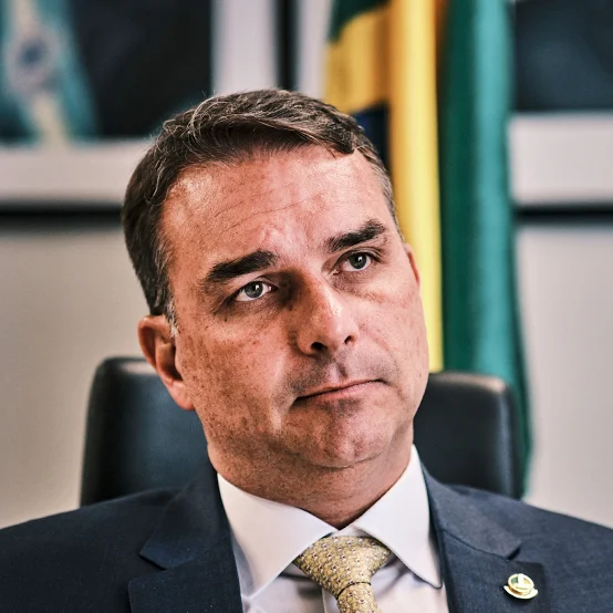 Eu saio pra rua (hoje fui no Heliópolis) e sou abordado por gente de direita e esquerda que me segue, e percebo que a popularidade do Lula ta ruim pela galera que votou nele e o nome do Flávio está sendo muito bem falado pela galera que votou no Bolsa, sinceramente, achei que