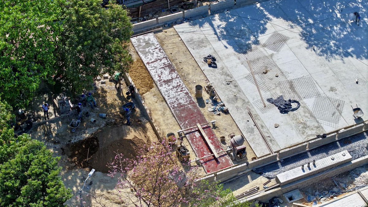 AnaMariaAljure's tweet photo. #NoParamos 🙌🏻🚧

🌳 La @alcaldiabquilla avanza obras simultáneamente en más de 22 parques que se sumarán a los +350 espacios públicos entregados a través de #TodosAlParque. El 93% de los hogares tiene un parque a menos de 8 minutos de distancia. 

🫶🏻 Hoy transforman barrios y crean oportunidades. Es un niño jugando a la pelota, una familia disfrutando el domingo, un abuelito meciendo a su nieto en el columpio, vecinos compartiendo un partido y comunidad que se encuentra. Esto es bienestar, desarrollo y mejor calidad de vida para nuestra gente 👏🏻😍.