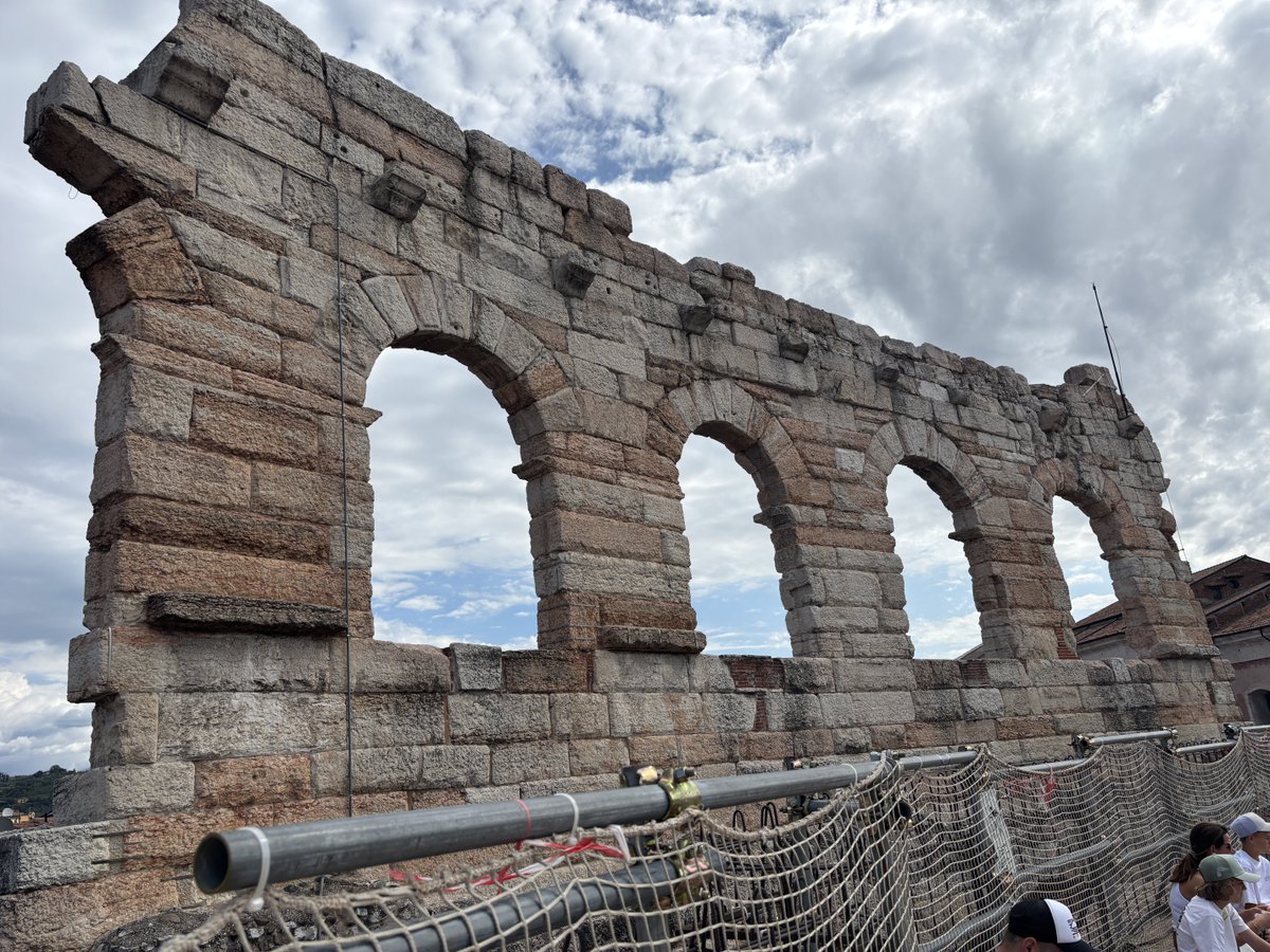 ヴェローナのアリーナで閉会式やってるのか。去年の夏に行った時はここが閉会式会場になるなんて全く知らなかった。表示もなかった。