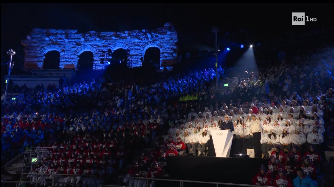 comunque l’Italia è proprio bella perché come te lo spieghi uno scenario del genere di pura magia per la cerimonia di chiusura delle olimpiadi, gli altri paesi could never  
#MilanoCortinaOlympics2026
#OlimpiadiInvernali2026 
#MilanoCortina2026