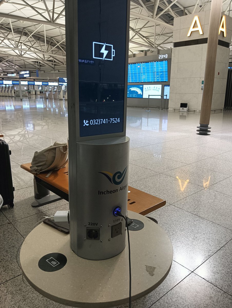 inopan's tweet photo. 韓国最後は、タコのキムチが入ったビビンバでした！😋
あと、便利だったのが、空港は勿論だけど、バス停とか、いろんなところにスマホの充電スポットがあってすんごい助かった！👍 https://t.co/Fwj6bcfhcy