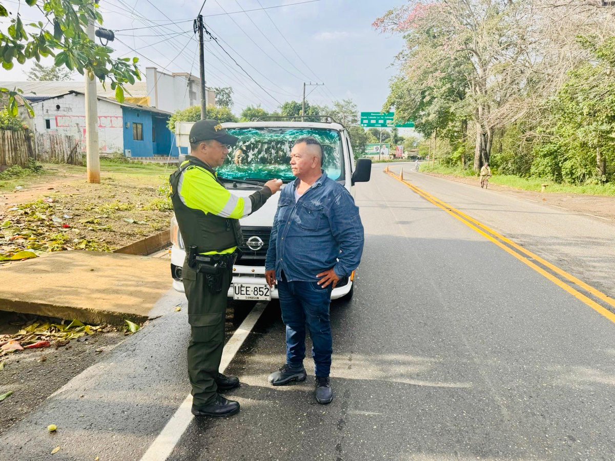 laVozdelSS's tweet photo. 🚦 Operativos preventivos en corredores estratégicos de Córdoba.

La Dirección de Tránsito y Transporte continúa acciones de sensibilización y control para reducir la siniestralidad vial.

La seguridad es compromiso de todos. 🇨🇴

#PolicíaEnLasVías https://t.co/THs3ul120j