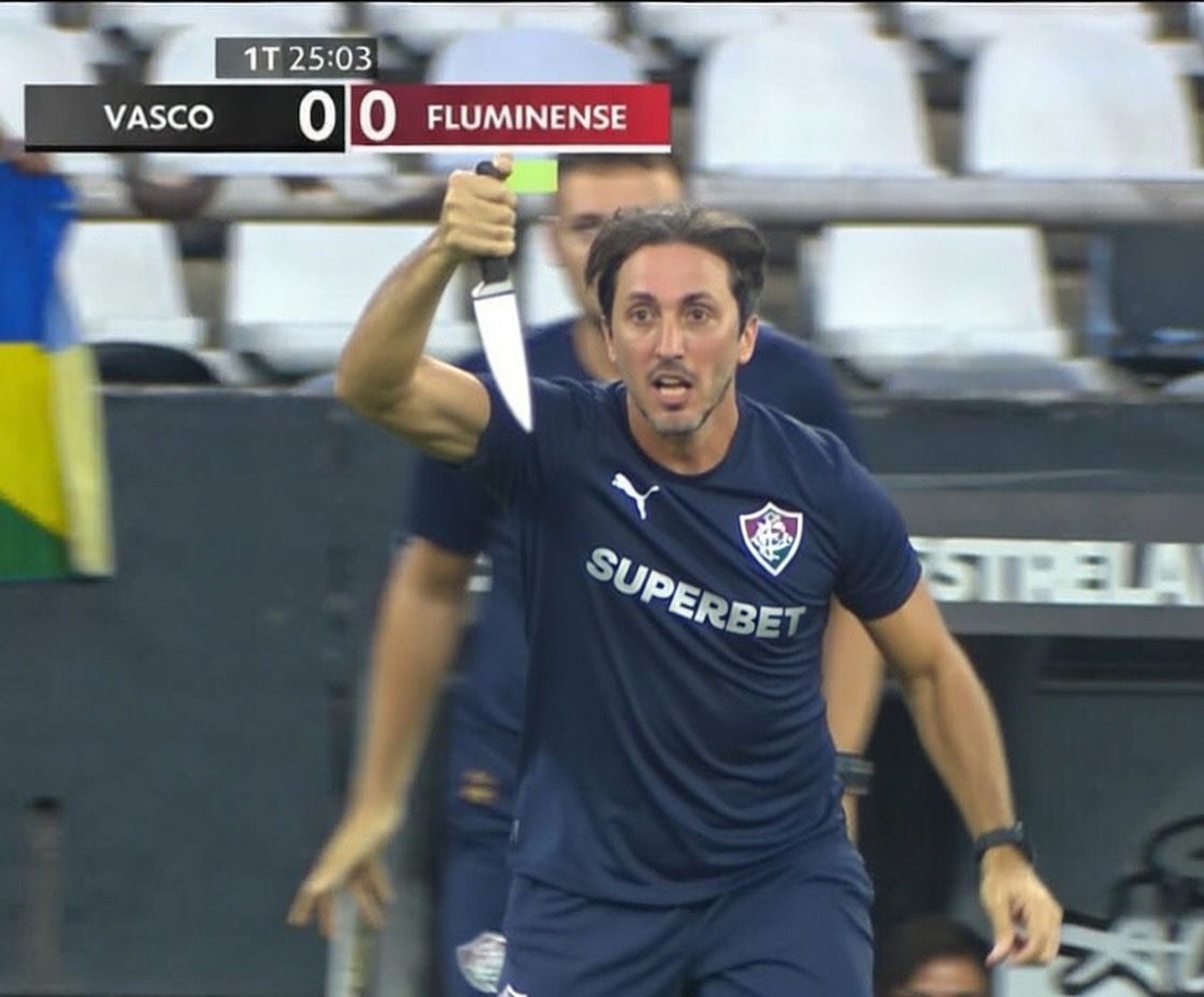 🚨🚨 

Zubeldia entrou com uma FACA em campo e partiu pra cima do árbitro.

O treinador foi contido a tempo pelos jogadores, que evitaram uma tragédia 

Paulo Acioli 🗞️