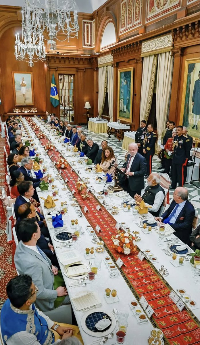 JBolsonaro quando viajava, ia comer hambúrguer nas calçadas, e numa reunião do G20,  salvo engano na Itália,  atravessou um salão cheio de representantes de outros países, e nenhum se aproximou dele...
Já o Lula⬇️