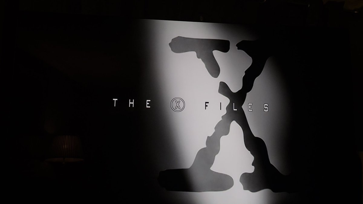 the4kCollectivE's tweet image. Tonight’s episode of The X Files. Season 1 Episode 15. Lazarus . 

After Gender Bender tonight the consciousness of a dangerous criminal possesses an FBI agent who is also Scully's ex-boyfriend.

Looking forward to E.B.E. In a few nights time. 
#TheXFiles #XFiles #MulderAndScully