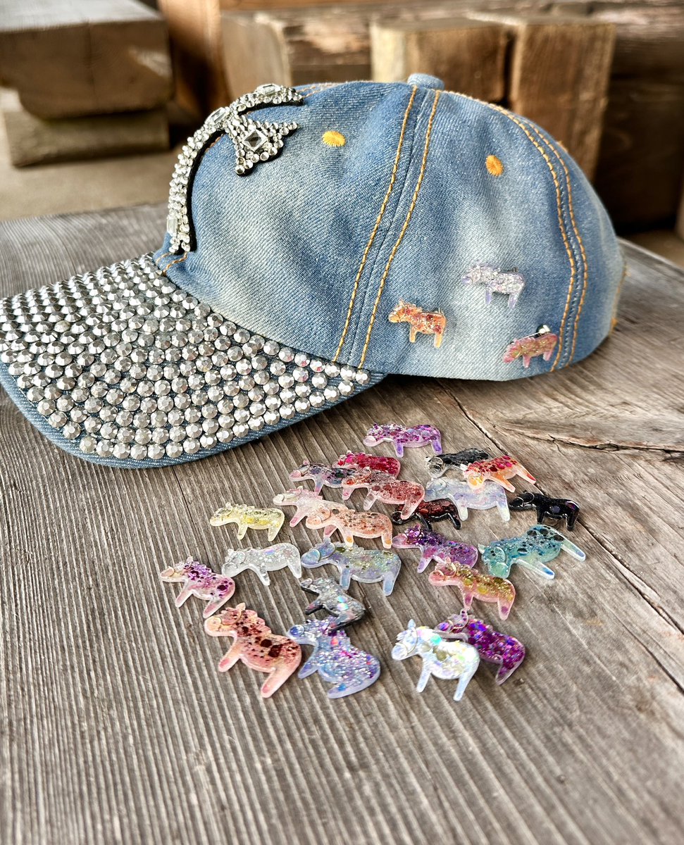 frontierumako's tweet photo. ピンバッジとミニブローチのオンライン限定販売会を今月予定しています。
詳細は改めてお知らせしますね🐴
#ホースメッセ　#ふれあい牧場フロンティア https://t.co/dRv4fQk3pb