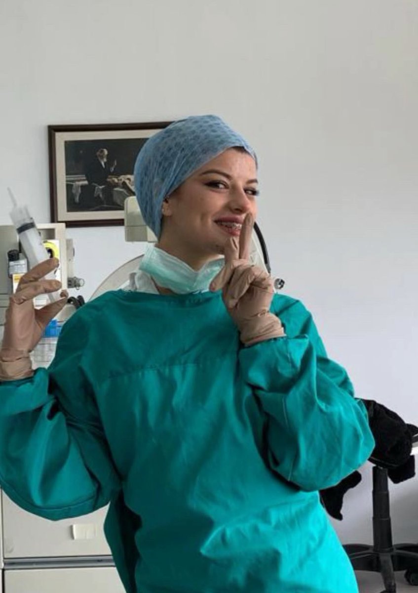 Ayşe Tokyaz. 22 yaşındaydım. Hayallerim vardı, yaşamak, sevmek, geleceğimi kurmak istiyordum. Kimseye zarar vermedim ama hayatım çalındı.Sesim susturuldu sanıldı. Unuturmayalım.unutmayalım.
24/26 Mart’ta ben yine Ayşe olarak, sizler de sesimiz olarak.11 sanıkla birlikte adalet