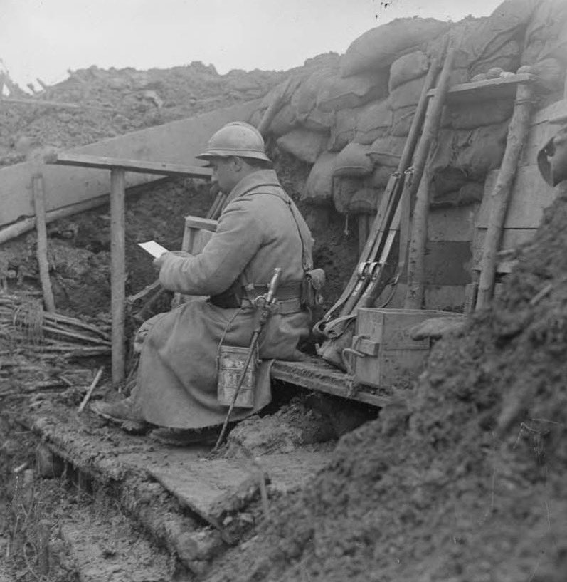Je t'écris à toi parce que je ne veux pas chagriner
Maman. Ce soir, nous montons à l'attaque. C'est nous qui percerons. J'ai le coeur plein de fierté et de confiance qu'une aussi belle tâche nous ait été confiée.
Nous vaincrons. Père, sois sûr que ton fils sera toujours au chemin