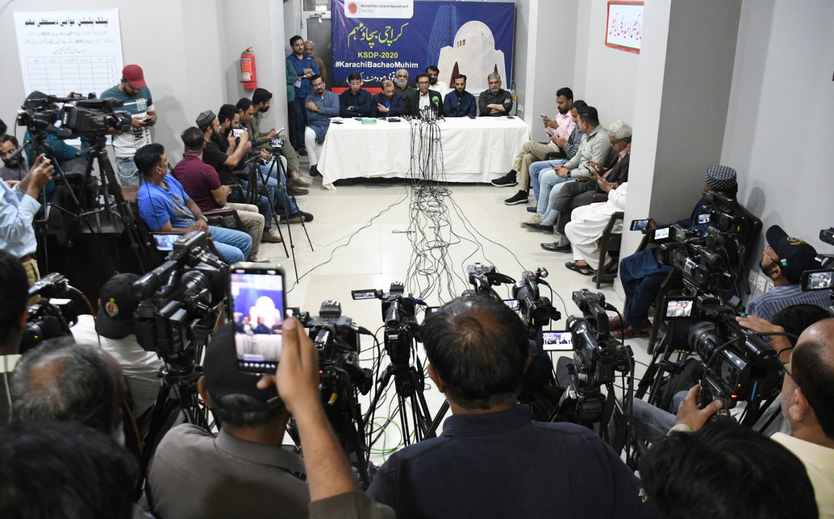 MQMPKOfficial's tweet photo. آئین سے بغاوت قبول نہیں، سندھ اسمبلی کی قرارداد وفاق پر حملہ ہے، 
ایم کیو ایم کا کوئی ایک مطالبہ بھی آئین و قانون سے باہر نہیں ہم غلام نہیں مجبورِ وفا لوگ ہیں ہماری دھرتی ماں صرف اور صرف پاکستان ہے، چیئرمین ایم کیو ایم ڈاکٹر خالد مقبول صدیقی 
#MQMPakistan @allaboutmqm @Conv_KMS https://t.co/DBBJlX7Gez