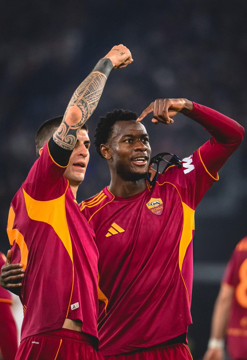 obsessedwasroma's tweet image. Carini loro che si indicano a vicenda 🤏🏻
I miei centrali 💛❤️ #Mancini #Ndicka #RomaCremonese