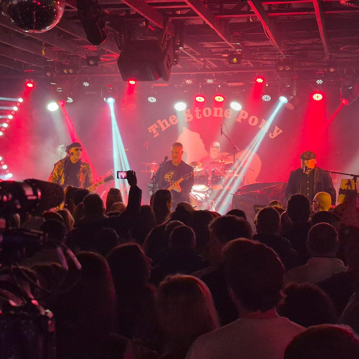 Guitarmacist's tweet photo. What SOLD OUT show at The Stone Pony looks like! So happy to see live music is alive and well at the Jersey Shore! 🤘🎸 https://t.co/a4iFvoAftY