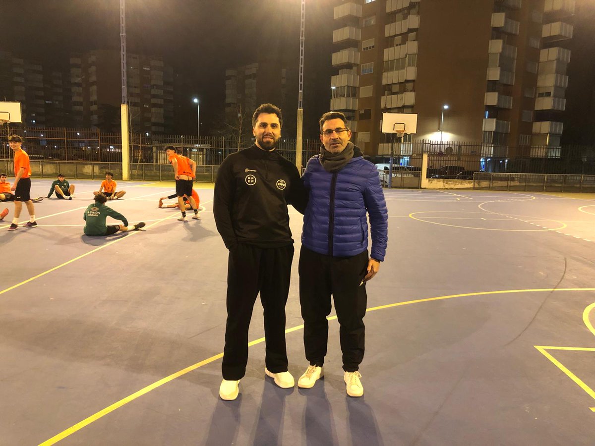 EntrenadoRffm's tweet photo. El profesor Carlos Sánchez Rozas visitó al alumno del curso Nacional 🅱️ de fútbol sala, Alejandro Torets, durante un entrenamiento como parte de su proceso de ABR.

Agradecemos a @LaVillaMostoles su colaboración en esta etapa formativa tan importante para Alejandro. https://t.co/yZucosp9un