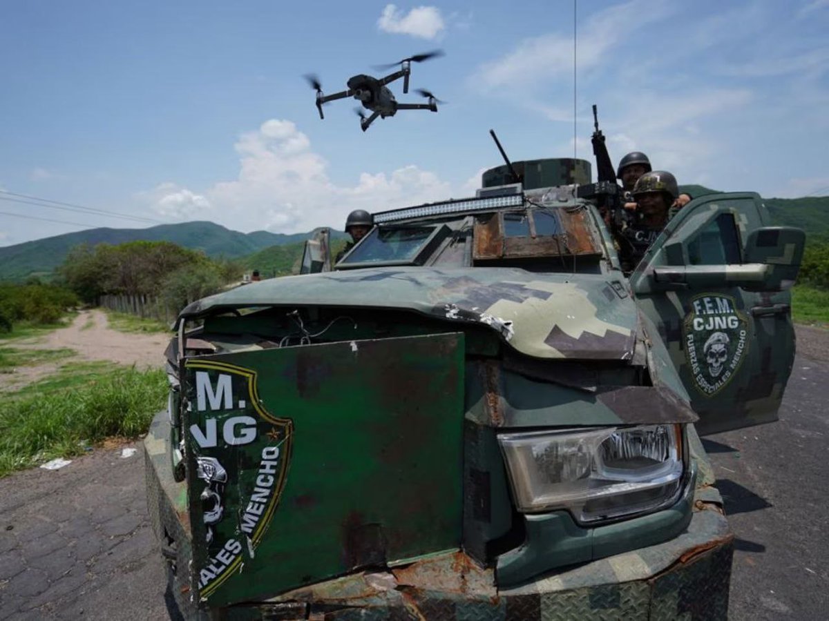 🇲🇽 The Cártel de Jalisco Nueva Generación (CJNG) fields weapons and gear rivaling some armies: armored vehicles, tactical equipment, modern rifles.

Much of its arsenal comes from the United States. Between 200,000 and 500,000 firearms are smuggled into Mexico each year through