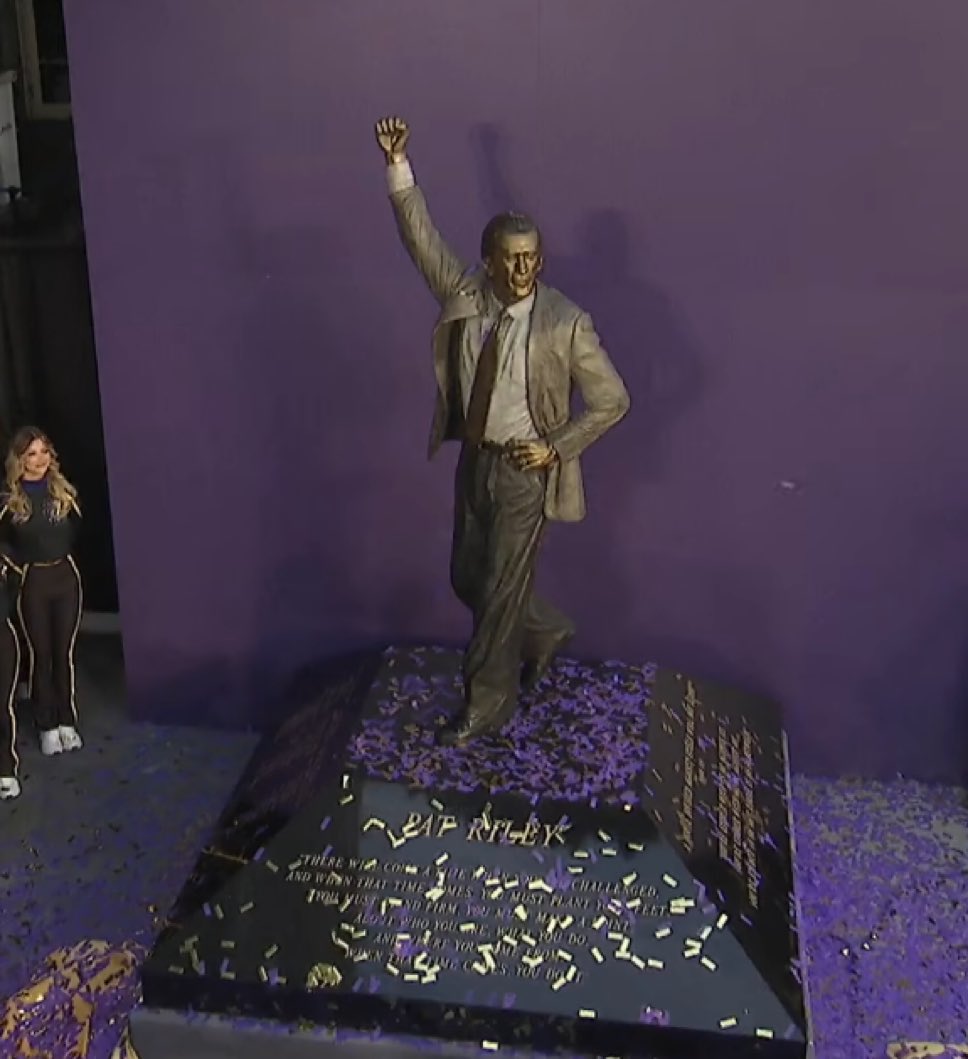 TrashTalk_fr's tweet photo. La statue de Pat Riley !! ✨ https://t.co/DXP4ojM6f3