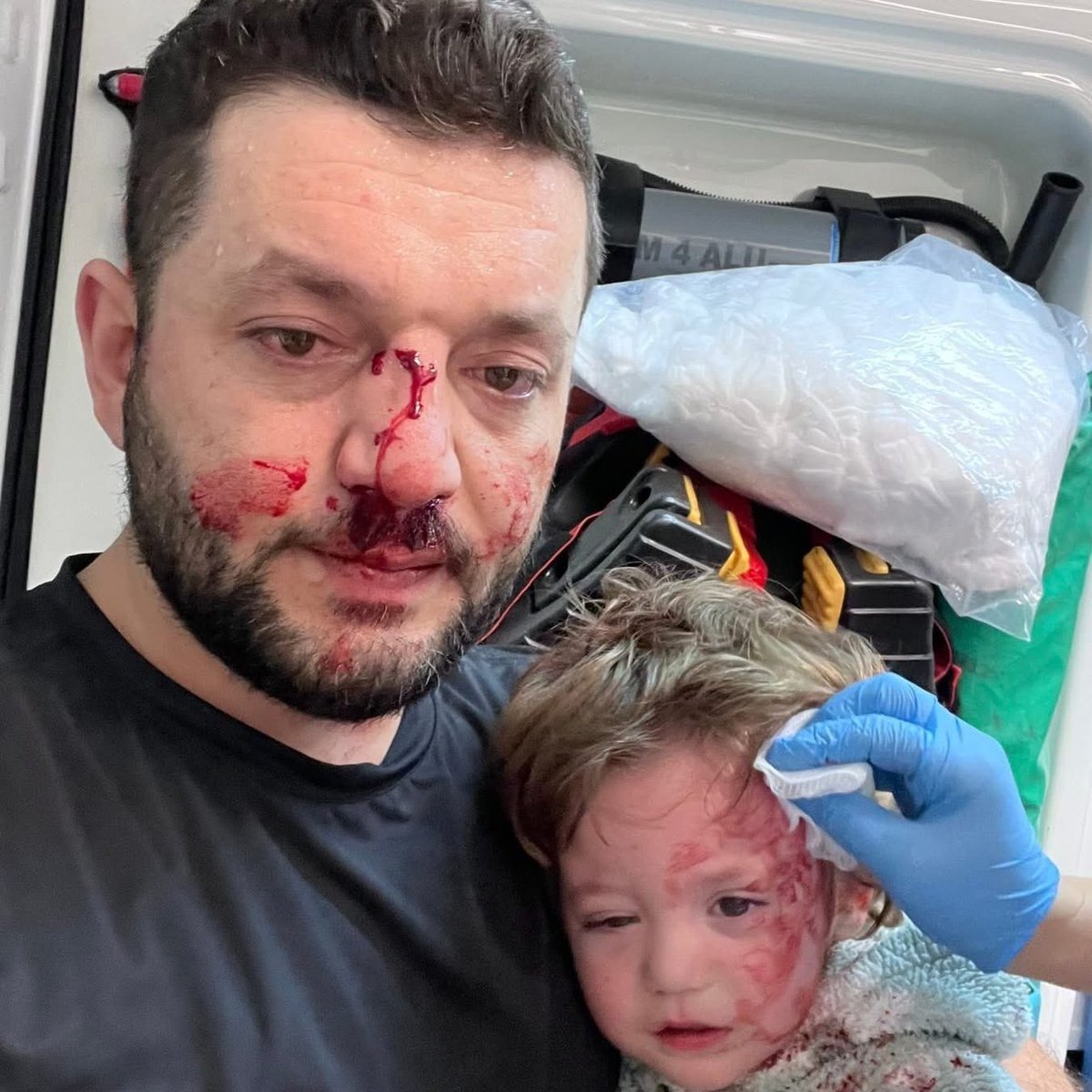 TÜRKİYE'DE "AŞİRETLER" BİR İÇ GÜVENLİK SORUNU MU?

Yalova'da kendisini "Vanlı aşiret mensubu" olarak tanıtan bir kişi, pide kuyruğunda bekleyen baba ile küçük kızına sopayla saldırdı.
Saldırıda küçük kızın kafatası, babasının ise burnu kırıldı.Şahıslar tutuklandı. 
Adalet Bakanı