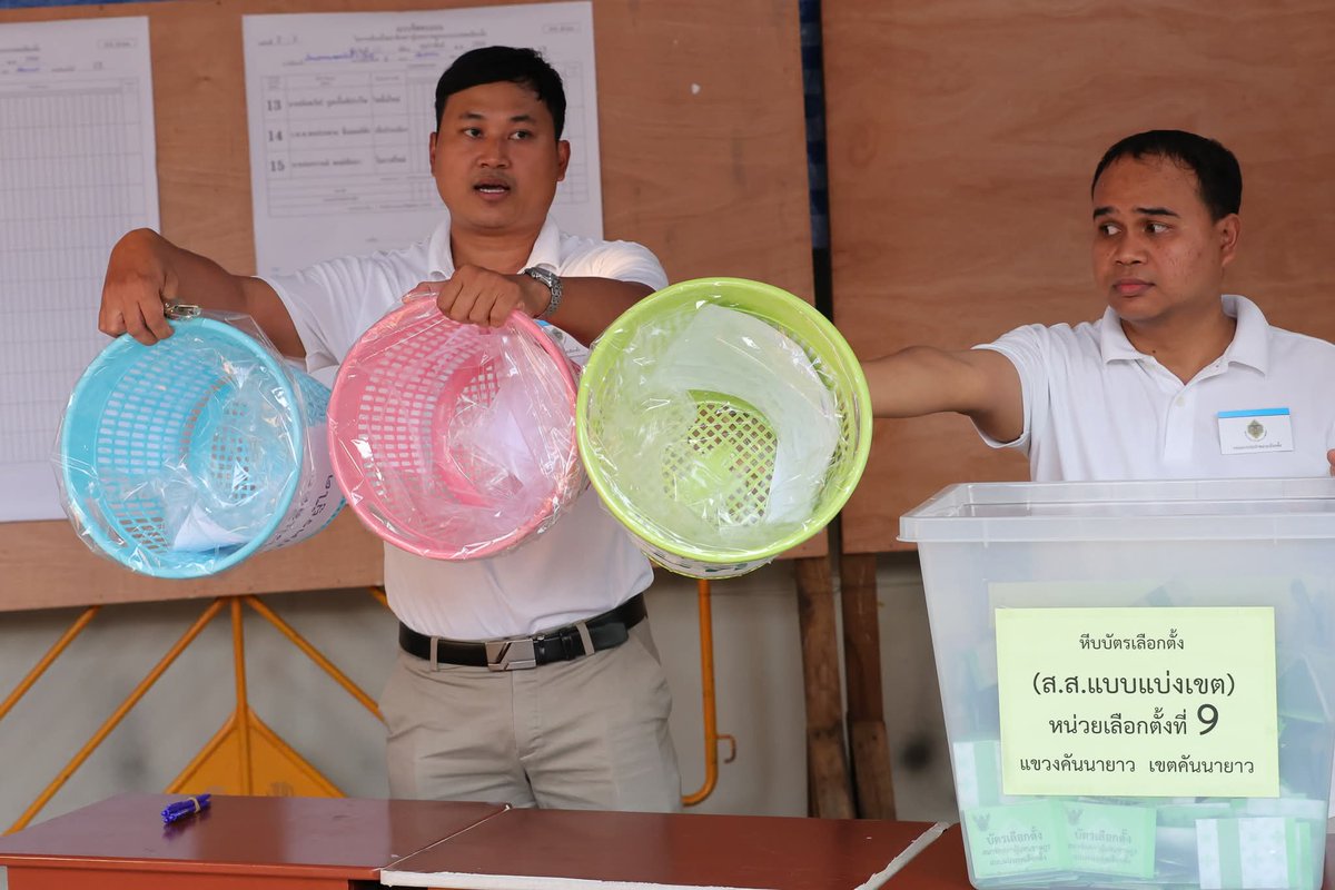 "ความลับของบัตรเลือกตั้ง" ที่ได้จาก "กล้อง" เฝ้าหน่วยเลือกตั้งทั้งวัน ต้นจนจบ
#barcodeเลือกตั้ง #เลือกตั้ง69
#barcodeเลือกตั้ง #เลือกตั้ง69 
=========
ความลับของบัตรเลือกตั้งสีเขียว
.

วันนี้ผม set ทีมกับดร.เรือบิน
ไป monitor การเลือกตั้งซ่อม ที่คันนายาว เขต 15 หน่วยเลือกตั้งที่