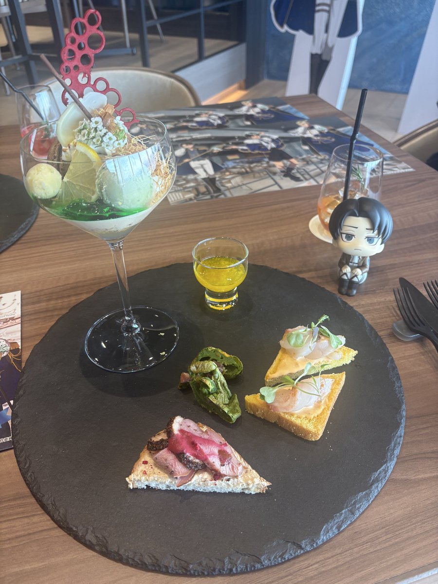 昨日のエスクリのイベント…すごい良かったです😆終始パネルのリヴァイに見惚れてました❤️旦那も非日常を体験するのは、良いリフレッシュになるねって言っていました。グッズも受け取れたし❤️グフフ❤️