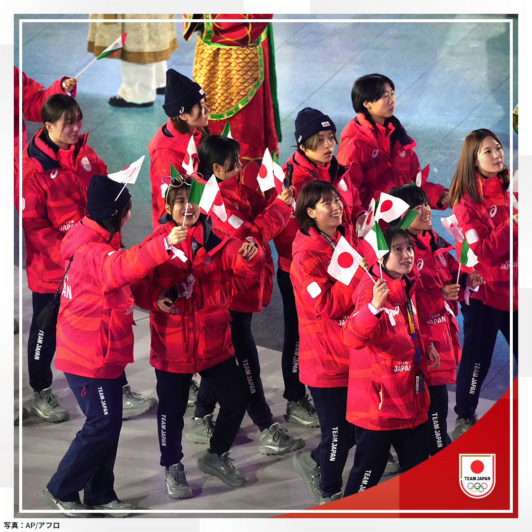 TeamJapan's tweet photo. #MilanoCortina2026 閉会式🇮🇹

#TEAMJAPAN の旗手は
森重航 選手（スピードスケート）
坂本花織 選手（フィギュアスケート）
が務めました👏

@skatingjapan
#ともに一歩踏み出す勇気を https://t.co/D3pIo7PWek