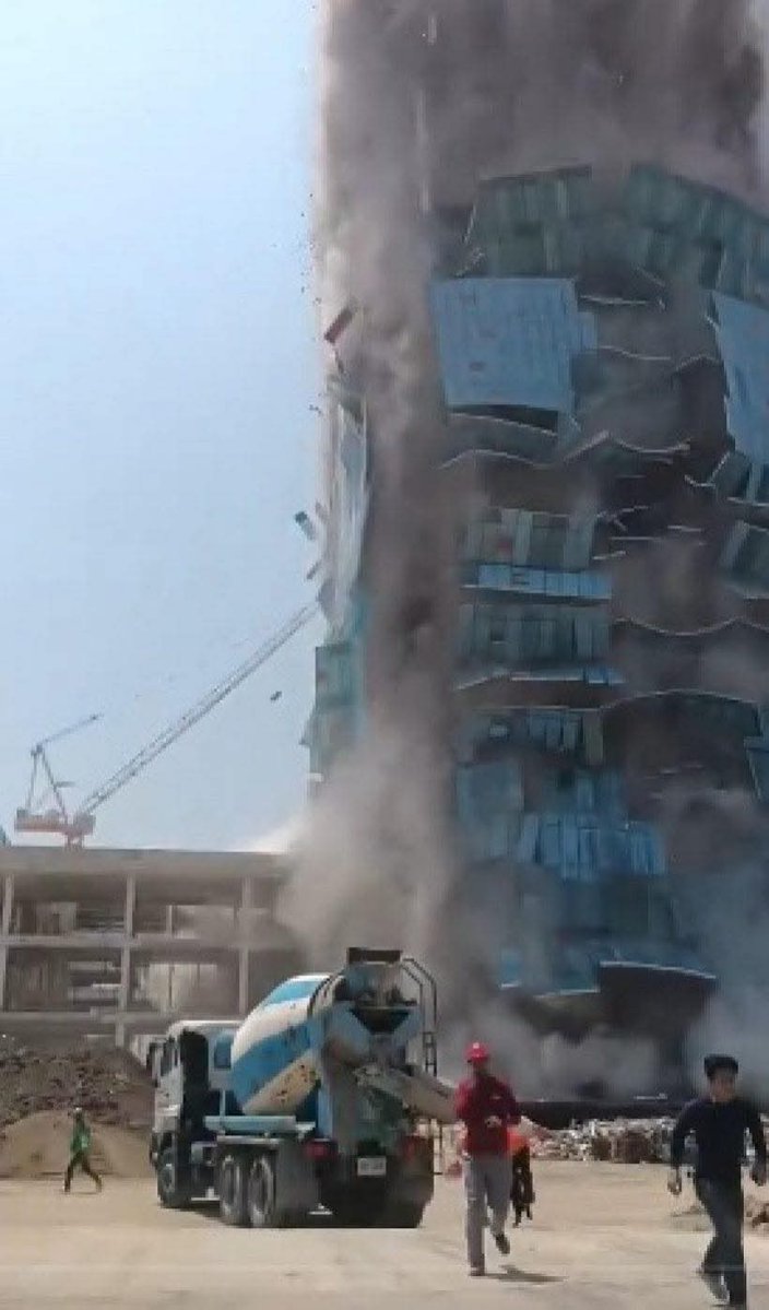 เดือนหน้าจะครบรอบหนึ่งปีเหตุสลดตึกสตง ถล่มแล้ว
พ่อแม่พี่น้องอยากเห็นความคืบหน้าอะไรเกี่ยวกับคดีนี้บ้าง

..

..

Cr.Drama-addict