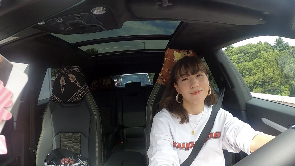 仲里依紗がランボルギーニ ウルスに乗ってるのは有名だけど、ピンクにラッピングしてるって本当？🤔

内装でバレバレだからロゴ隠さず堂々と乗って欲しい😂