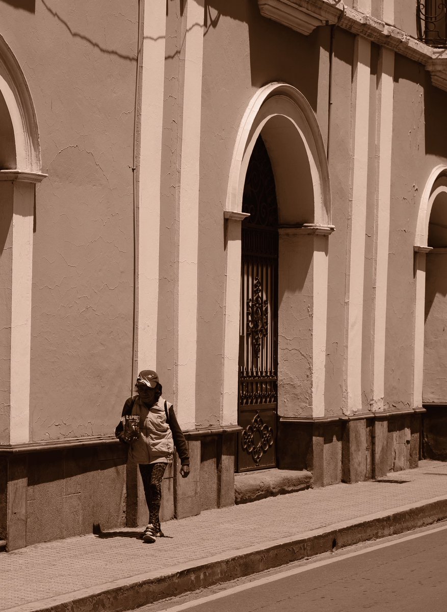 ARromay's tweet photo. La #streetphotography incomoda… y eso es lo poderoso.

Te obliga a mirar realidades que solemos ignorar.
La calle no posa, no finge: muestra verdades.

Y cuando decides verla, ya no puedes hacer como si no existieran. https://t.co/UD0AGJRaKA