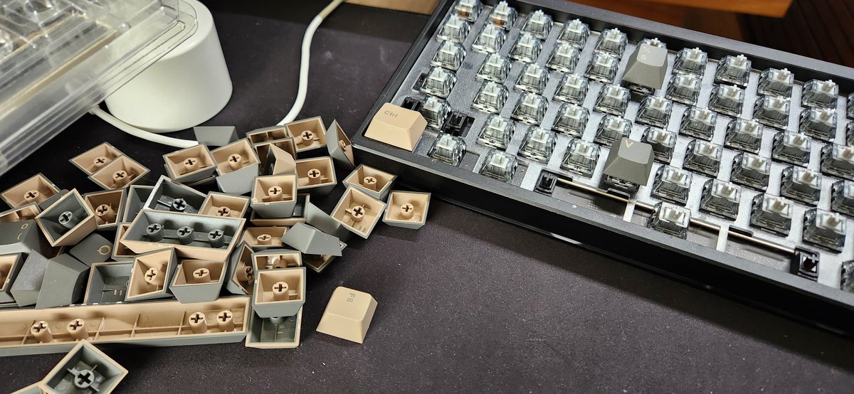 交換するキーキャップをぶちまけたのでジグゾーパズル始まった