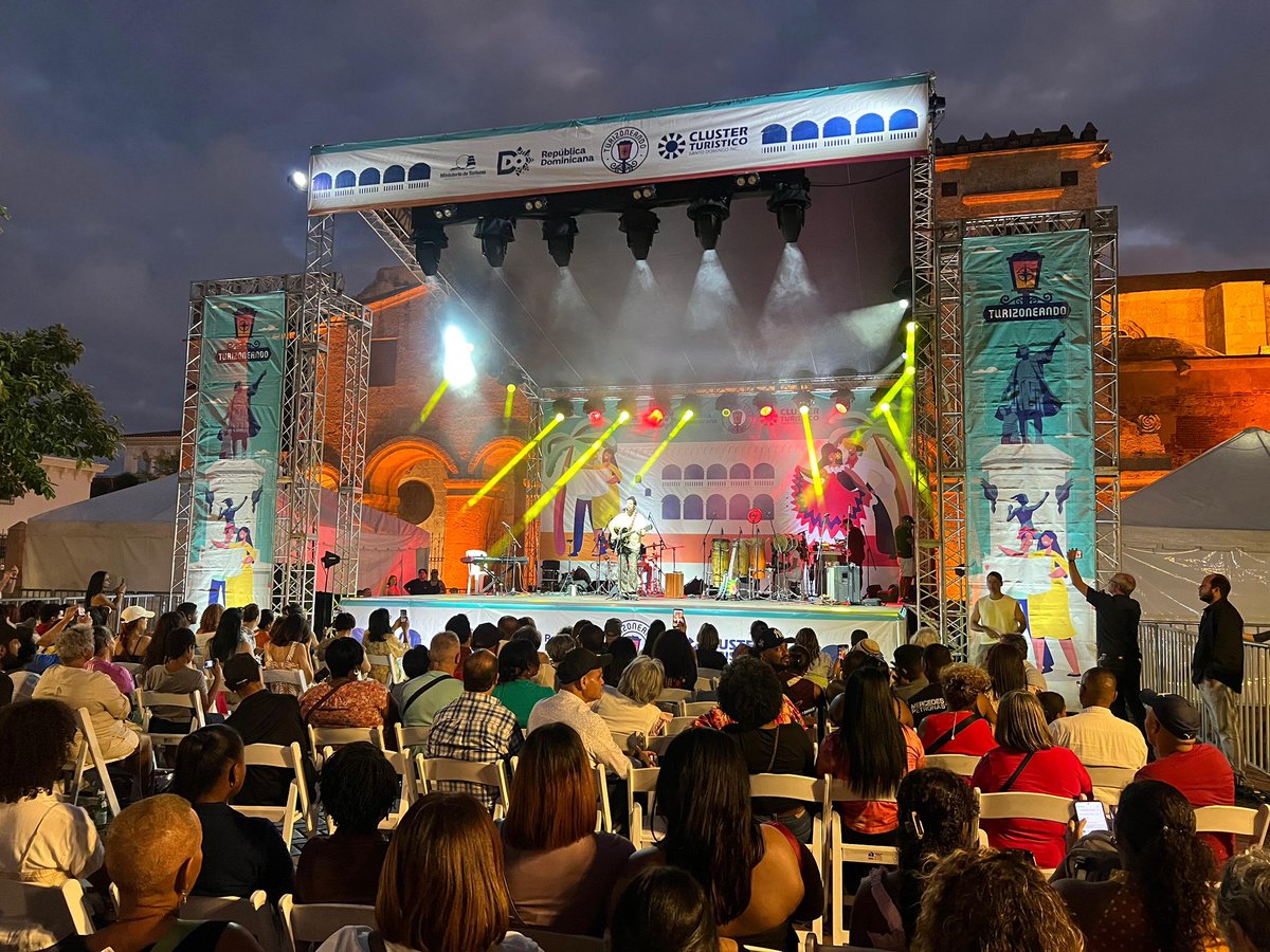 TurismoRD's tweet photo. ✨ Así cerramos #TURIZONEANDO del último domingo de febrero desde el Parque Colón de #TuCiudadColonial.
🫶 ¡Gracias a todos por acompañarnos, nos vemos el próximo fin de semana! #TurismoEnCadaRincón https://t.co/RezhqmcBIv
