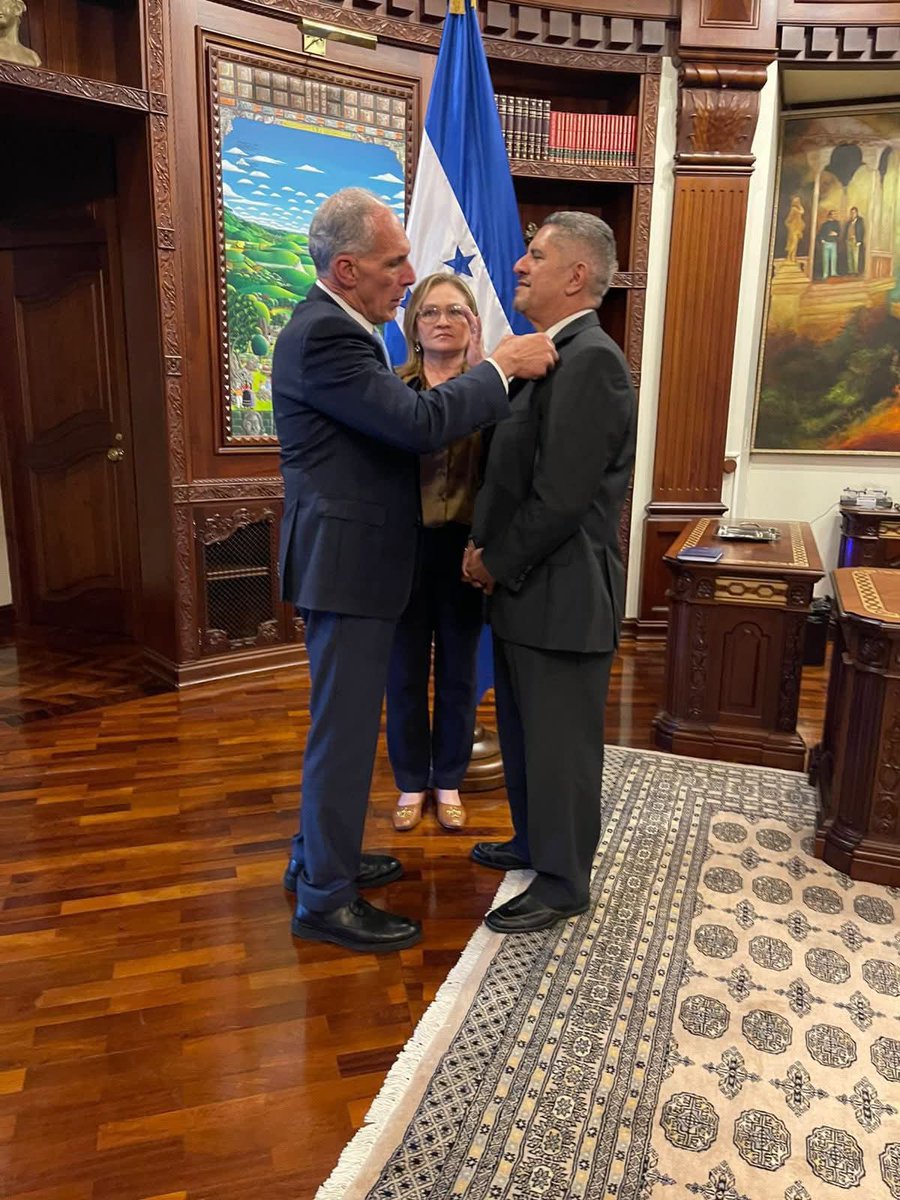 JeremiasLR89's tweet photo. Si ustedes no lo saben el señor se llama Blas Ramos, juramentado como gobernador de Francisco Morazán, su credencial para ese puesto nada más y nada menos, que ser dueño de los buses que se perdieron con las maletas en elecciones internas.
Saque usted conclusiones. https://t.co/AJtsx50xHO
