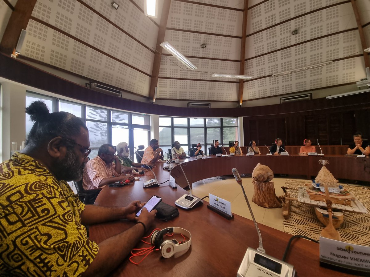 SenatCoutumier's tweet photo. 🏛️ Diplomatie &amp; Tradition au Sénat Coutumier
Accueil ce matin d'une délégation internationale (🇨🇦, 🇯🇵, 🇵🇭, 🇧🇦) pour le symposium #InclusivePeace. Un geste de bonjour aux 8 pays Kanak pour sceller le respect mutuel. 🤝
📍 Au programme :
🔹 Rencontre protocolaire &amp; partage https://t.co/bYYH2toHGA