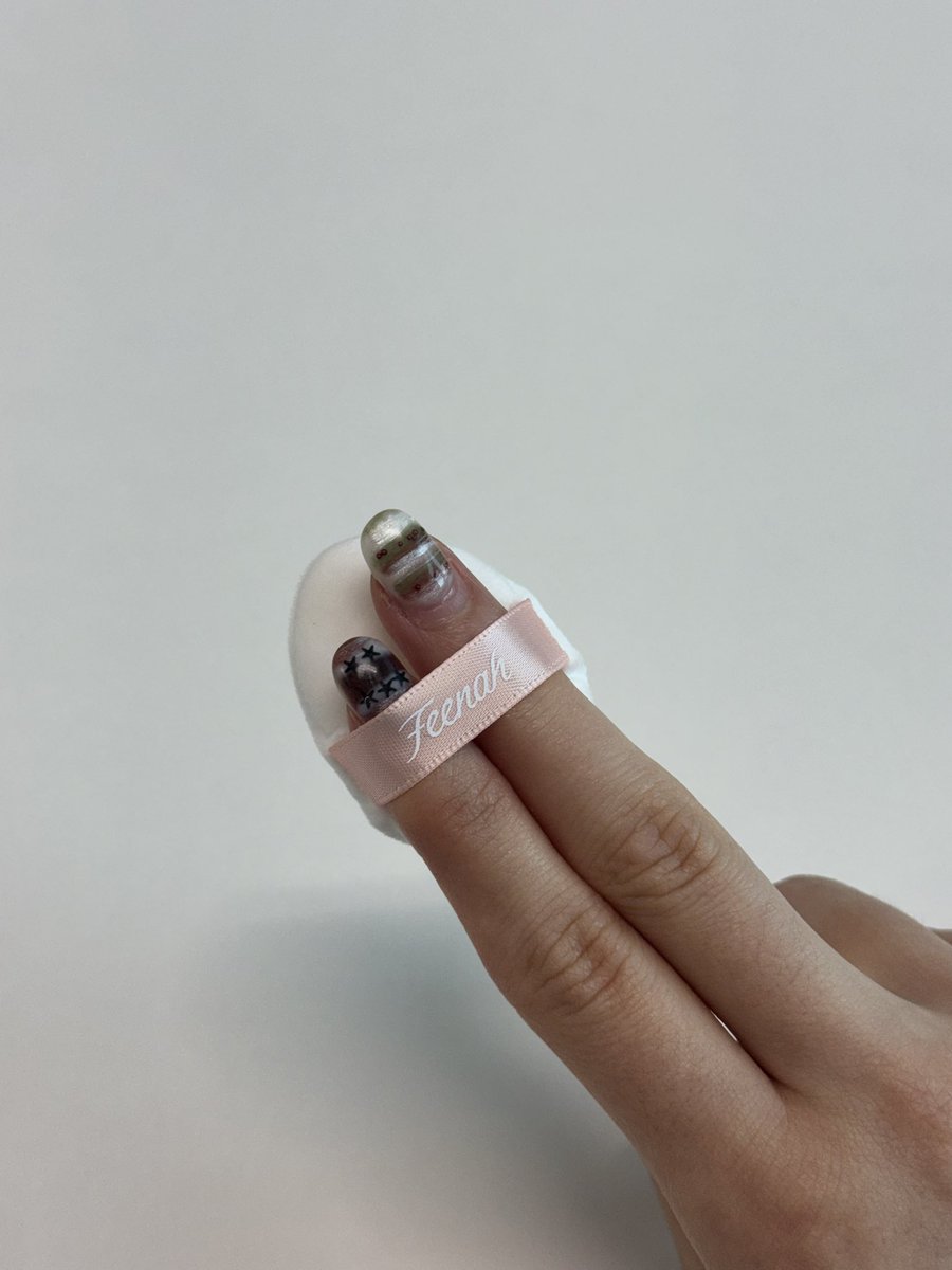블꾸 스티커와 미니 퍼프 가져왔어요⸜( ˊᵕˋ )⸝
블러셔에 귀여운 스티커로 꾸밀 수도 있고, 다이어리에도 붙일 수 있답니다💕
미니 퍼프는 블러셔를 더 뽀용하게 올려줘서 강경 매트파들께 강추!
(지기는 퍼프로 바르는 걸 더 좋아한다는 비밀도 함께 공개합니다..ദ്ദി(•̀ ᗜ <))