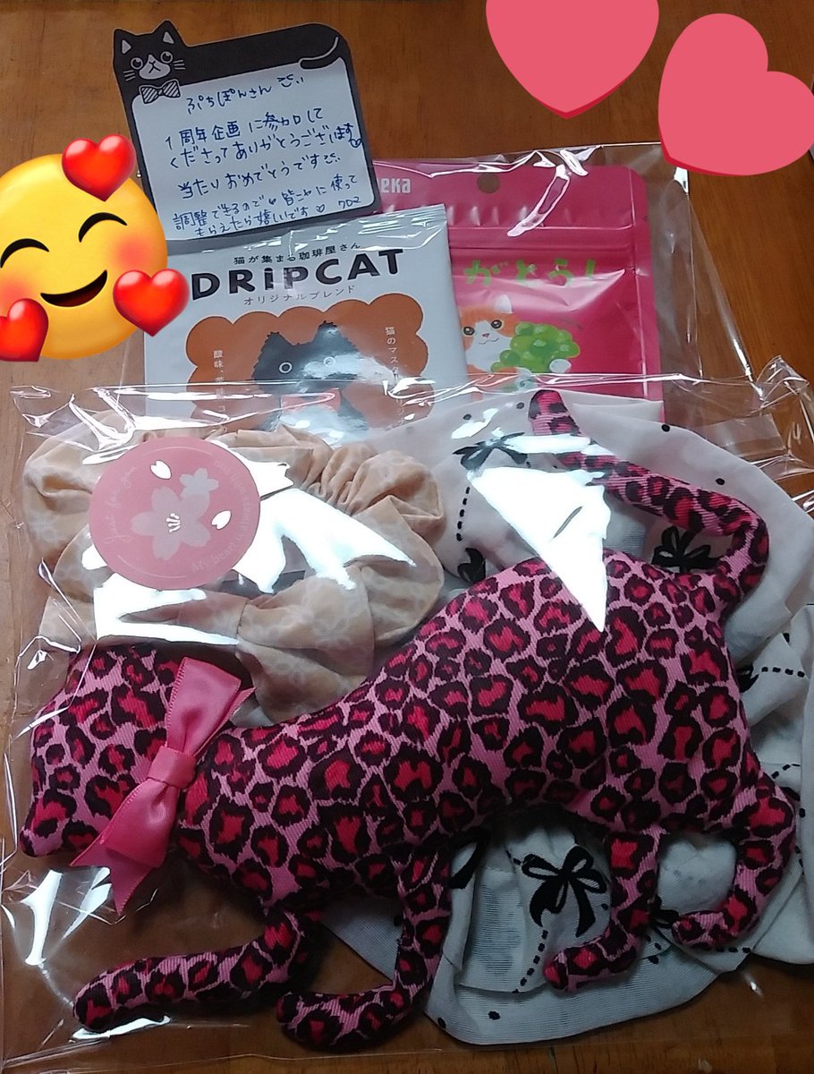 puchiponn's tweet photo. クロマさんから一周年記念企画の当選グッズが届きました❗とっても可愛くて袋から出せない！(出せよ)🤣🤣誰につけようかな～🌠
本当に素敵でありがとうございます！
#素敵な猫仲間
#猫のいる暮らし𓃠 
#猫のいる幸せ https://t.co/pSfvFR1lX3