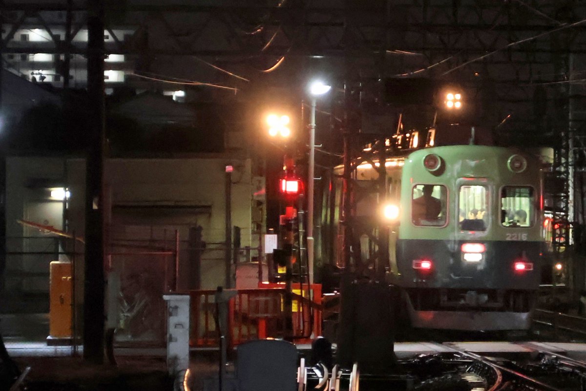 電車の顔 tweet media