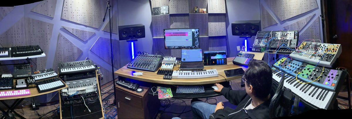 BumerangEstudio's tweet photo. Nos encontramos en la etapa final de la producción del álbum de @detoneidor (Bass Music) y estuvimos en @sonorii_lab UIO para hacer un master checking gracias a @paraisomodular #estudiodeaudio #productoresecuatorianos #musicaelectronicaecuatoriana https://t.co/g1lHz5Zgtl