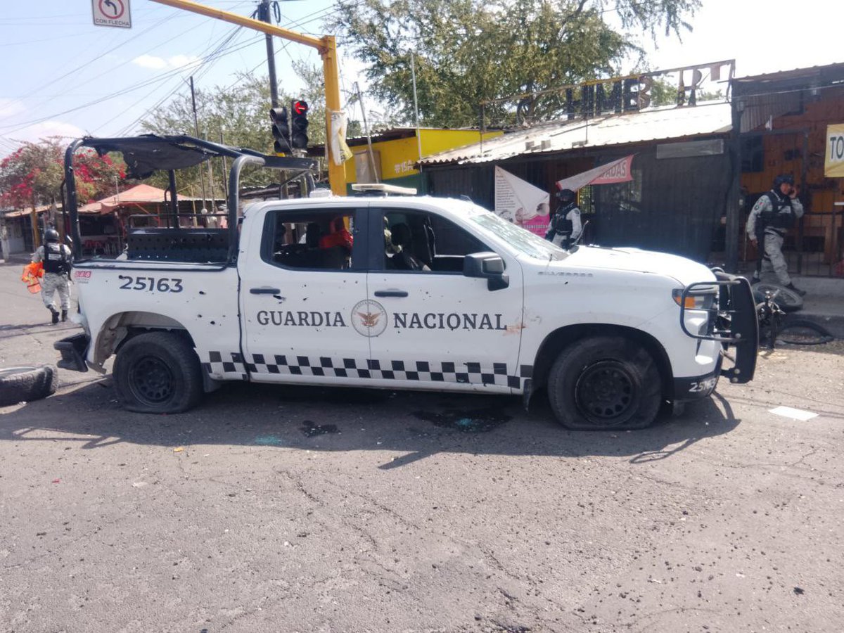 JaliscoRojo's tweet photo. En la zona de Cañadas en Zapopan, atacaron a elementos de la GN. El saldo extraoficial es de seis efectivos muertos y cuatro lesionados.
También hubo una mujer civil lesionada. Aseguraron armas largas, cortas y un vehículo con blindaje artesanal. https://t.co/hmhW3aTWsT