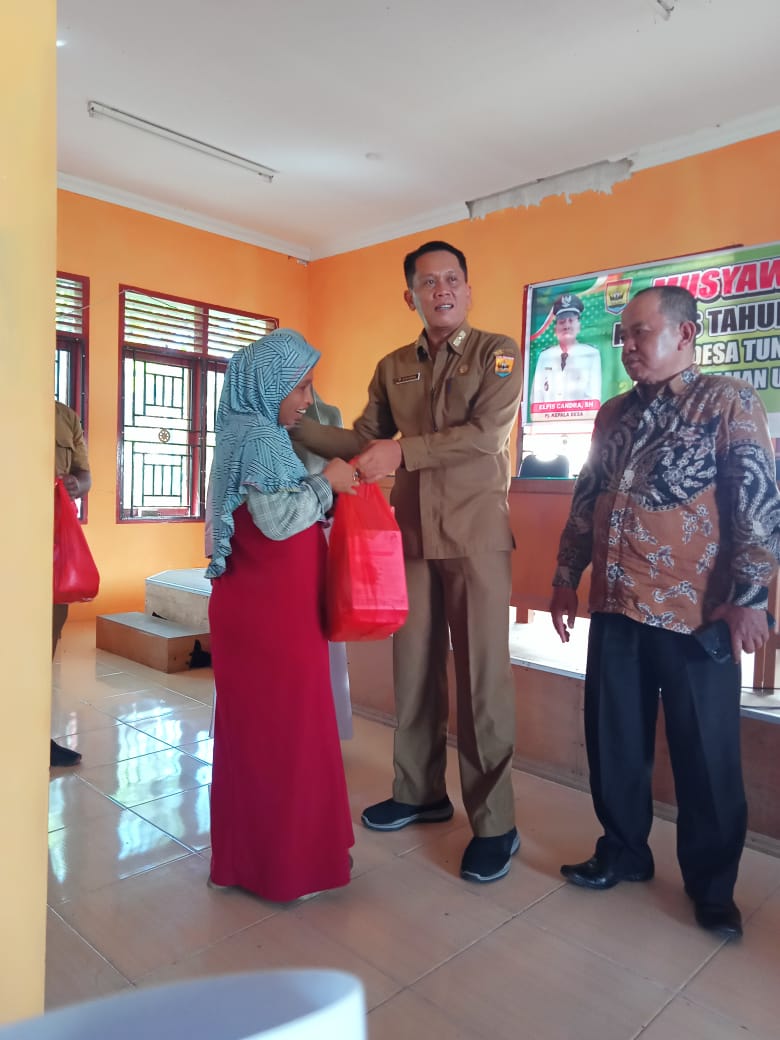Berupa susu, vitamin kacang padi sama gula
Kalo ibu hamil Ndak pakai vitamin ( Pemberian PMT kepada Balita dan Ibu Hamil untuk Pencegahan Stunting di Desa Tungkal Selatan