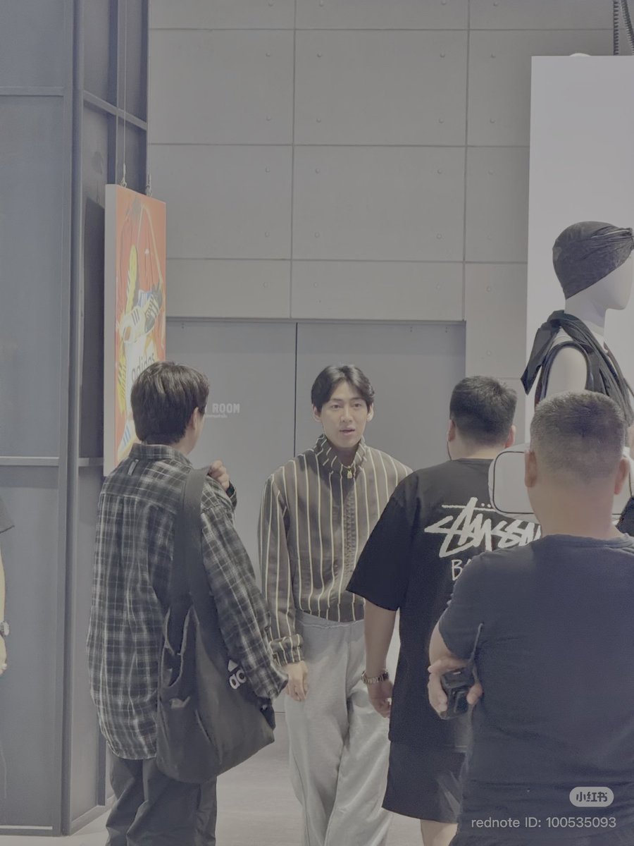 เมื่อวานมีพสจีนเจอพี่แบมด้วย บอกว่า
เมื่อวานฉันไปลองเสื้อที่CTW พนักงานถามว่าฉันรู้จักแบมแบมไหม พอฉันบอกว่ารู้จัก เขาก็ให้ฉันออกไปดู แล้วฉันก็เห็นแบมแบมอยู่แถวโซน Y-3 เดินอยู่ตั้งนาน ฉันจำเขาได้ทันทีเลย
ตัวจริง สูงมาก หล่อมาก ตอนเดินผ่านฉันคือแบบใจเต้นแรงมากเลย 
#BamBam #แบมแบม