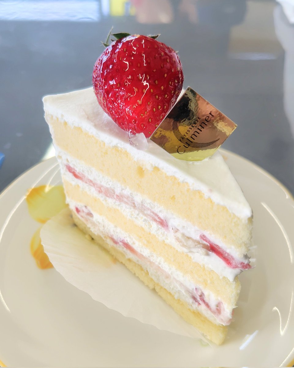 お昼ご飯買って店の手伝いに来たら、おとんにケーキ🍰もろた😋ここの🍰は甘すぎなくて美味しいんだよね🤭💕