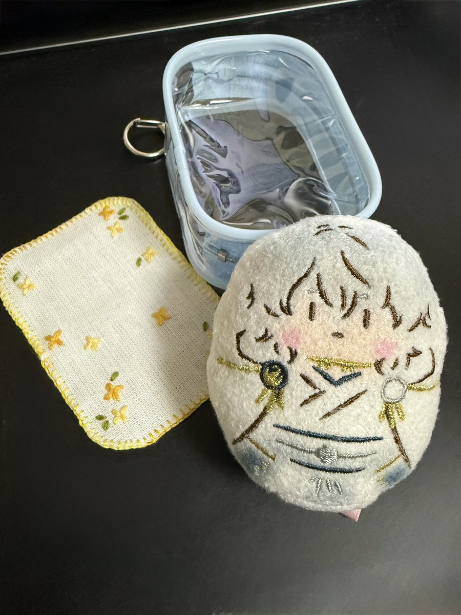 prukeu's tweet photo. まゆたまケースが寂しかったので後ろに挟めるものを小花柄で作ってみた🪡　まあ本体入れると殆ど見えなくなるんだけど、私の気分は上がったのでヨシ https://t.co/cRL5fsx6RG